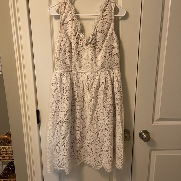 Lulu's lace dress - Picture 2 of 4